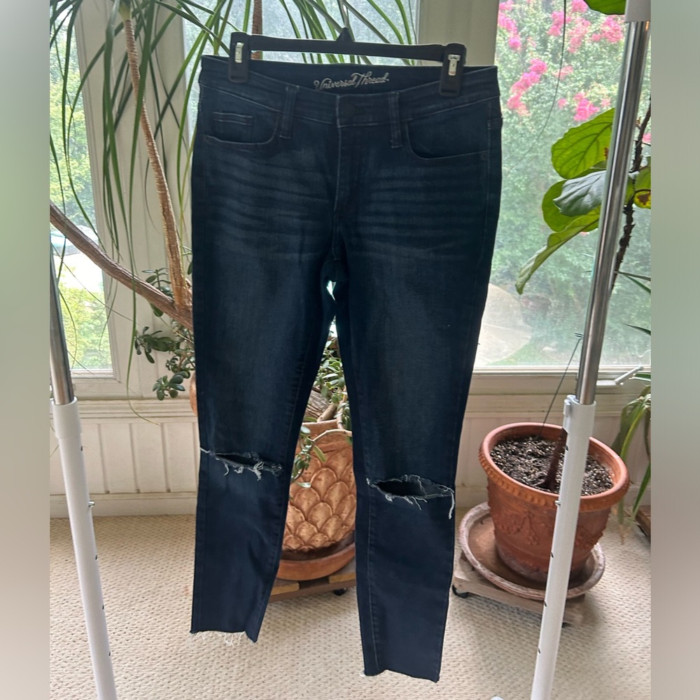 Universal Thread, Size 6
